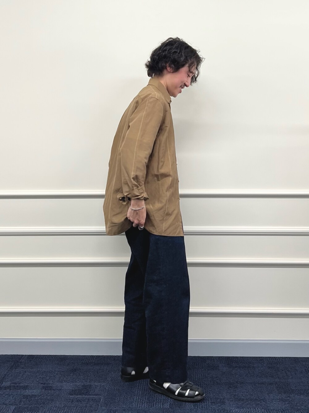 ホワイト系のTシャツ/カットソー、ベージュ系のシャツ/ブラウス、ブルー系のデニムパンツを着用したメンズの春コーディネートの7枚目の写真