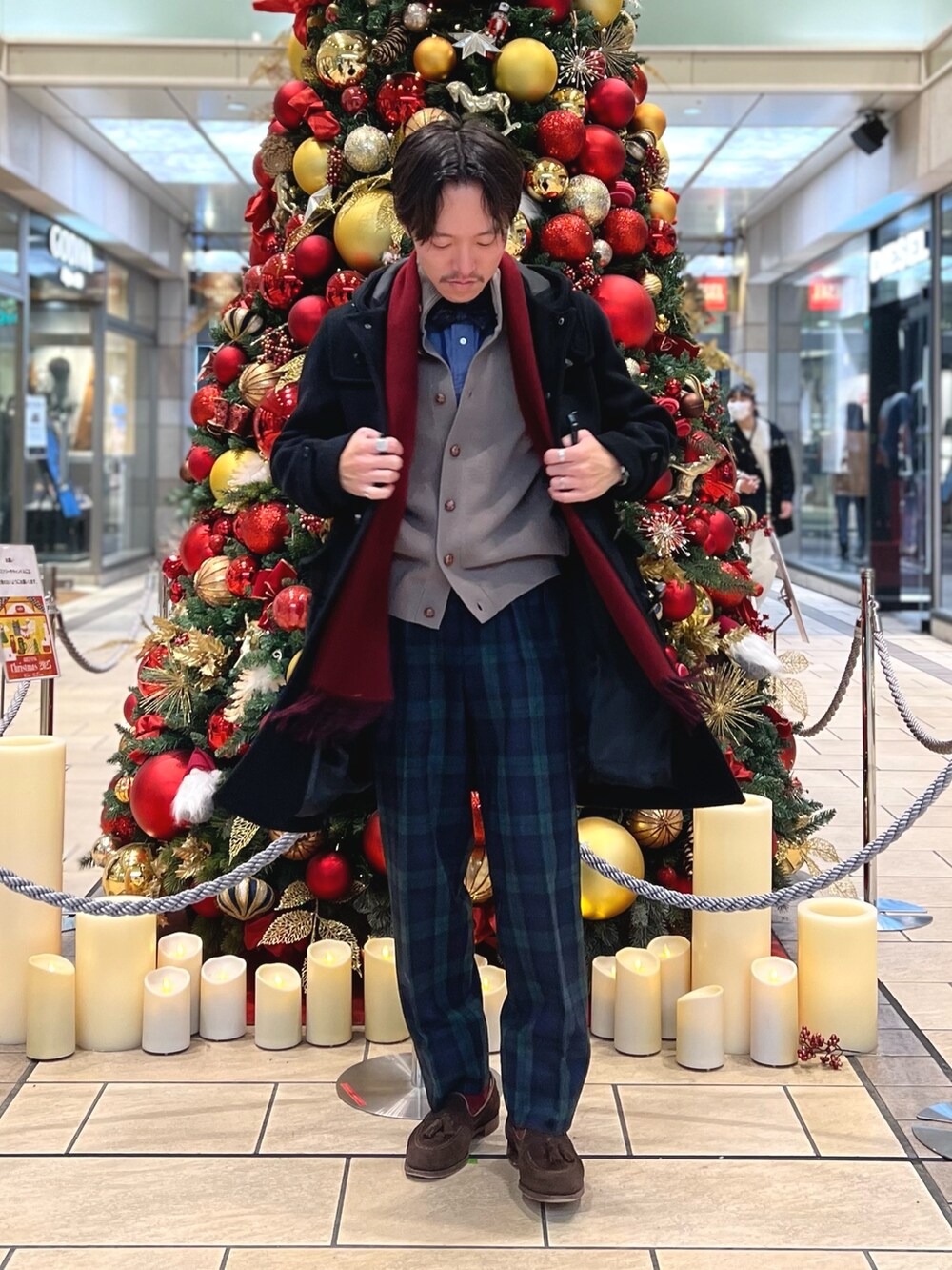 ベージュ系のカーディガン/ボレロ、ブラック系のダッフルコート、ブルー系のマフラーを着用したメンズの冬コーディネートの2枚目の写真