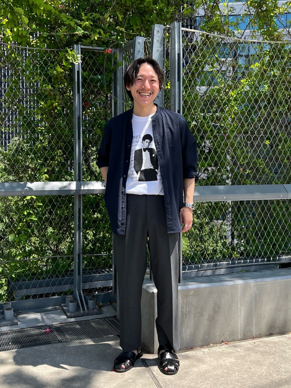 ブルー系のシャツ/ブラウス、ホワイト系のTシャツ/カットソー、ブラック系のサンダルを着用したメンズの春コーディネートの2枚目の写真