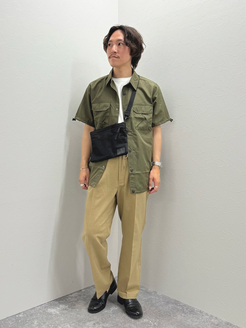 グリーン系のシャツ/ブラウス、ホワイト系のTシャツ/カットソー、ベージュ系のその他パンツを着用したメンズの春コーディネートの2枚目の写真