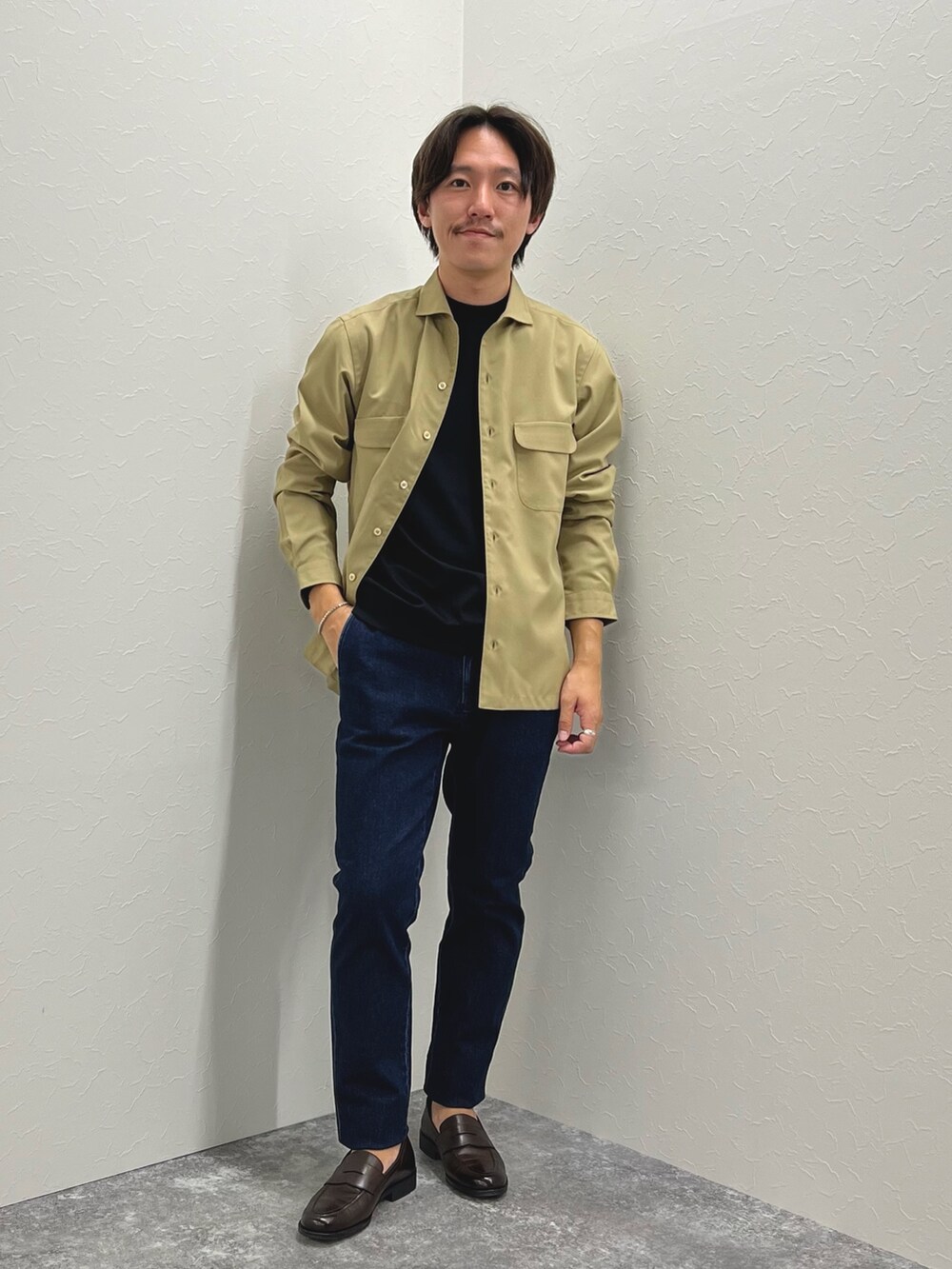 ベージュ系のシャツ/ブラウス、ブラック系のTシャツ/カットソー、ブルー系のデニムパンツを着用したメンズの夏コーディネートの5枚目の写真