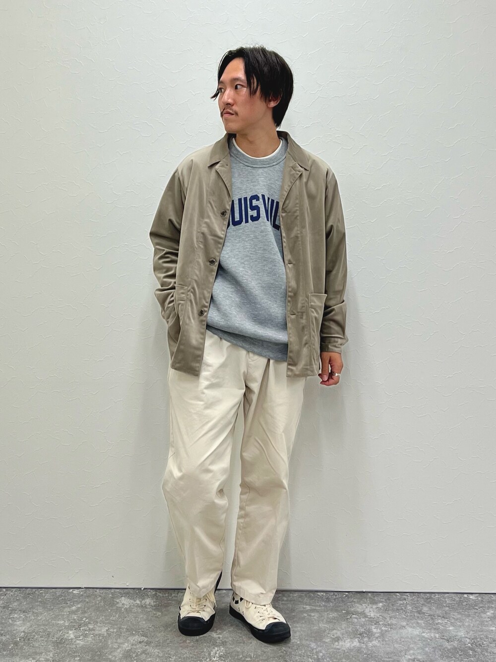 ベージュ系のシャツ/ブラウス、グレー系のスウェットを着用したメンズの秋コーディネートの2枚目の写真