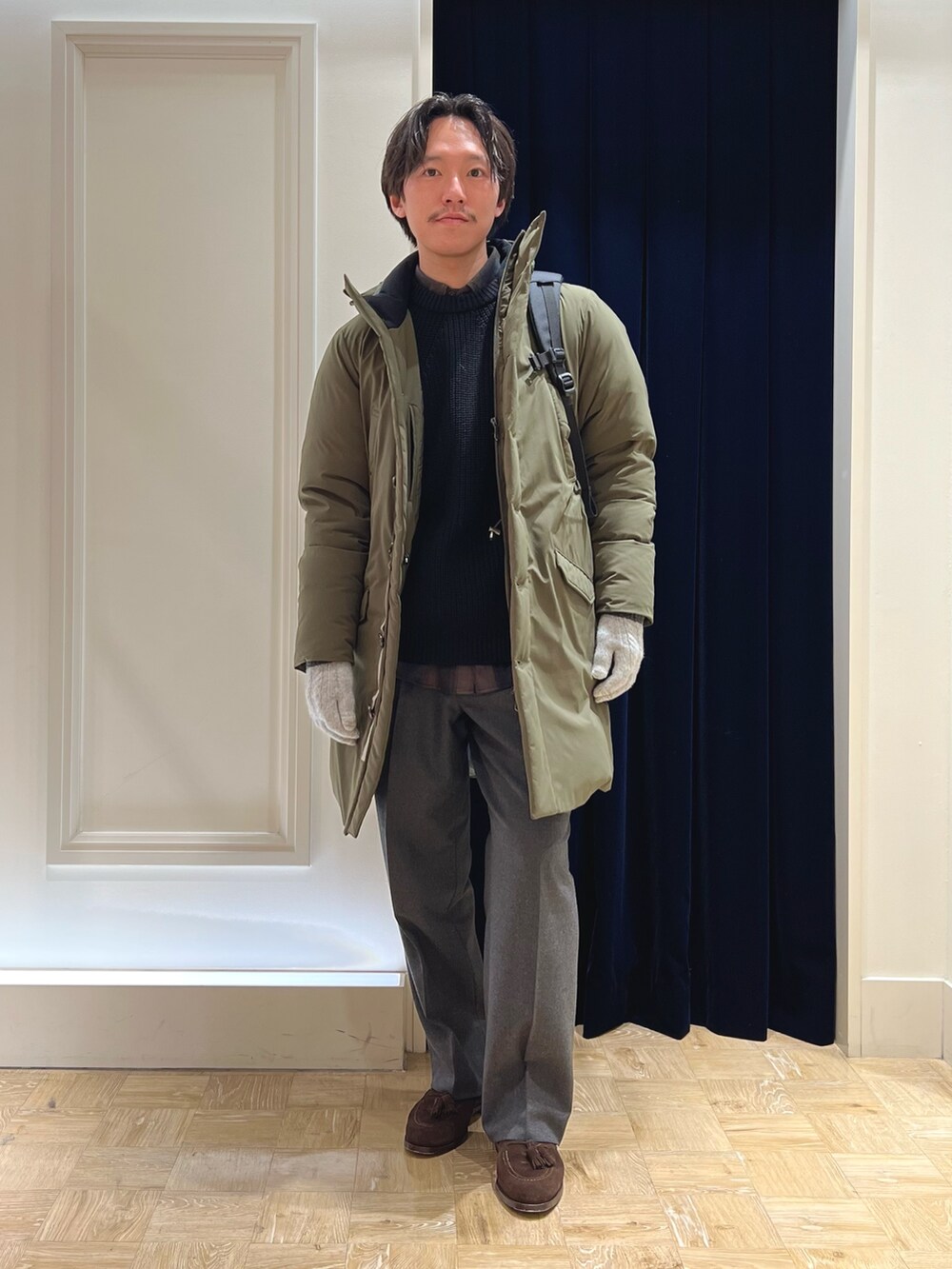 ブラック系のバックパック/リュック、グリーン系のシャツ/ブラウス、グリーン系のダウンジャケット/コートを着用したメンズの冬コーディネートの5枚目の写真