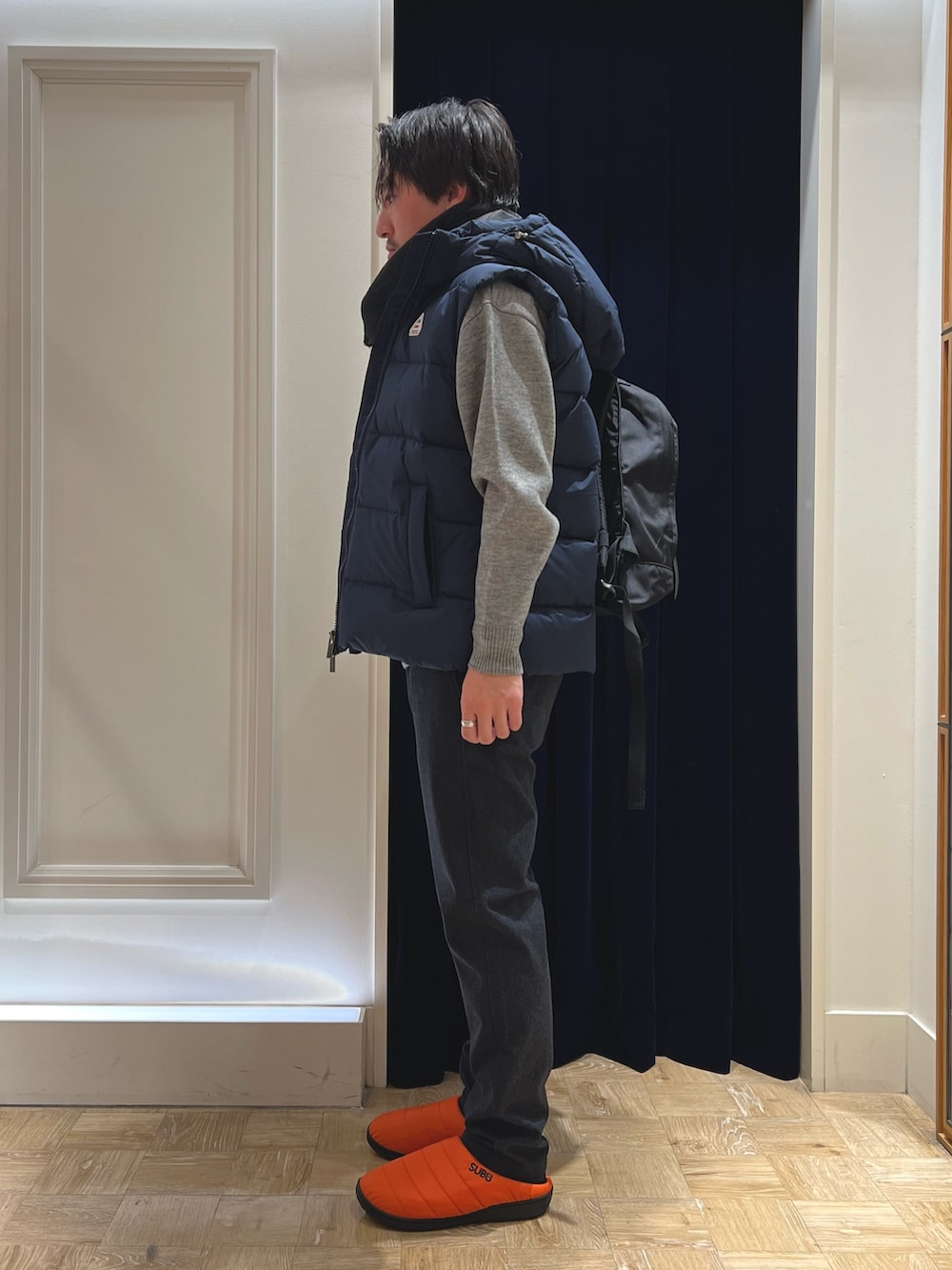 グレー系のニット/セーター、ブルー系のその他パンツ、オレンジ系のサンダルを着用したメンズの冬コーディネートの5枚目の写真