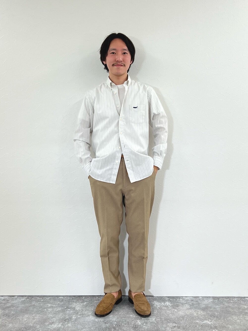 グレー系のシャツ/ブラウス、イエロー系のローファーを着用したメンズの冬コーディネートの4枚目の写真