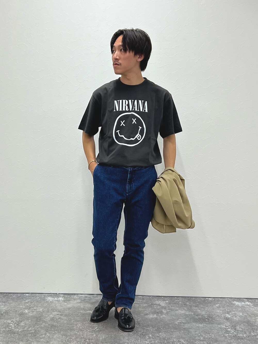 ブルー系のデニムパンツ、ブラック系のTシャツ/カットソー、ベージュ系のシャツ/ブラウスを着用したメンズの夏コーディネートの2枚目の写真