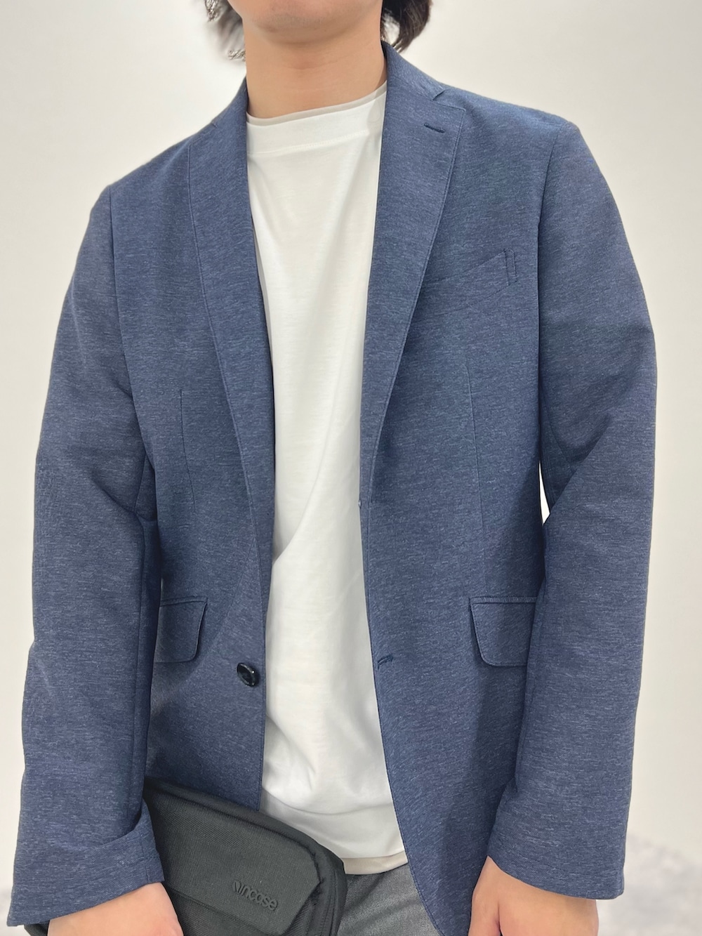 ブルー系のテーラードジャケット、ホワイト系のTシャツ/カットソー、ブラック系のショルダーバッグを着用したメンズの春コーディネートの6枚目の写真