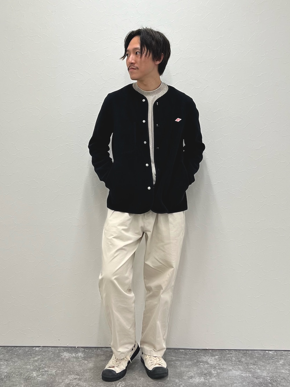 ブラック系のブルゾン、ホワイト系のTシャツ/カットソーを着用したメンズの秋コーディネートの3枚目の写真