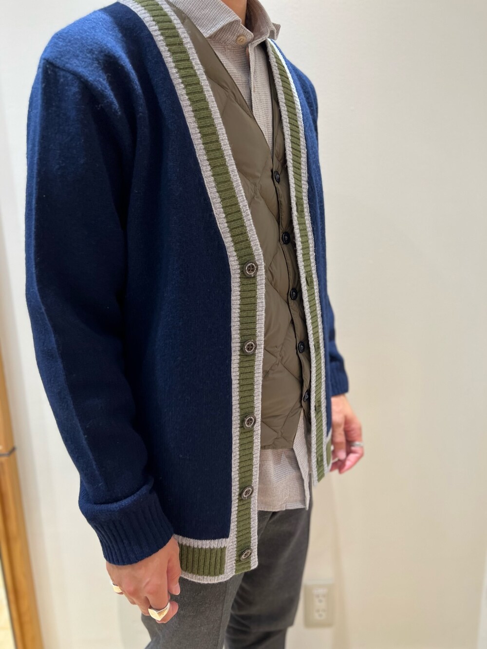 「シンプルコーデ、メガネ男子、休日スタイル、きれいめカジュアル、秋服、オトナカジュアル、秋のコーデ、カジュアルコーデ、カーディガン、ダウンベスト、レイヤードスタイル、30代コーデ」｜「TAIONの【TAION/タイオン】SINGLE SNAP BUTTON DOWN GILET インナーダウンジレ（ダウンベスト、グリーン系）」を使った、nishiokaさん（メンズ・169cm）の秋コーディネートの6枚目の写真