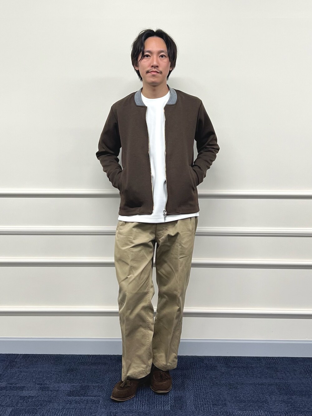 ブラウン系のブルゾン、ホワイト系のスウェットを着用したメンズの秋コーディネートの2枚目の写真