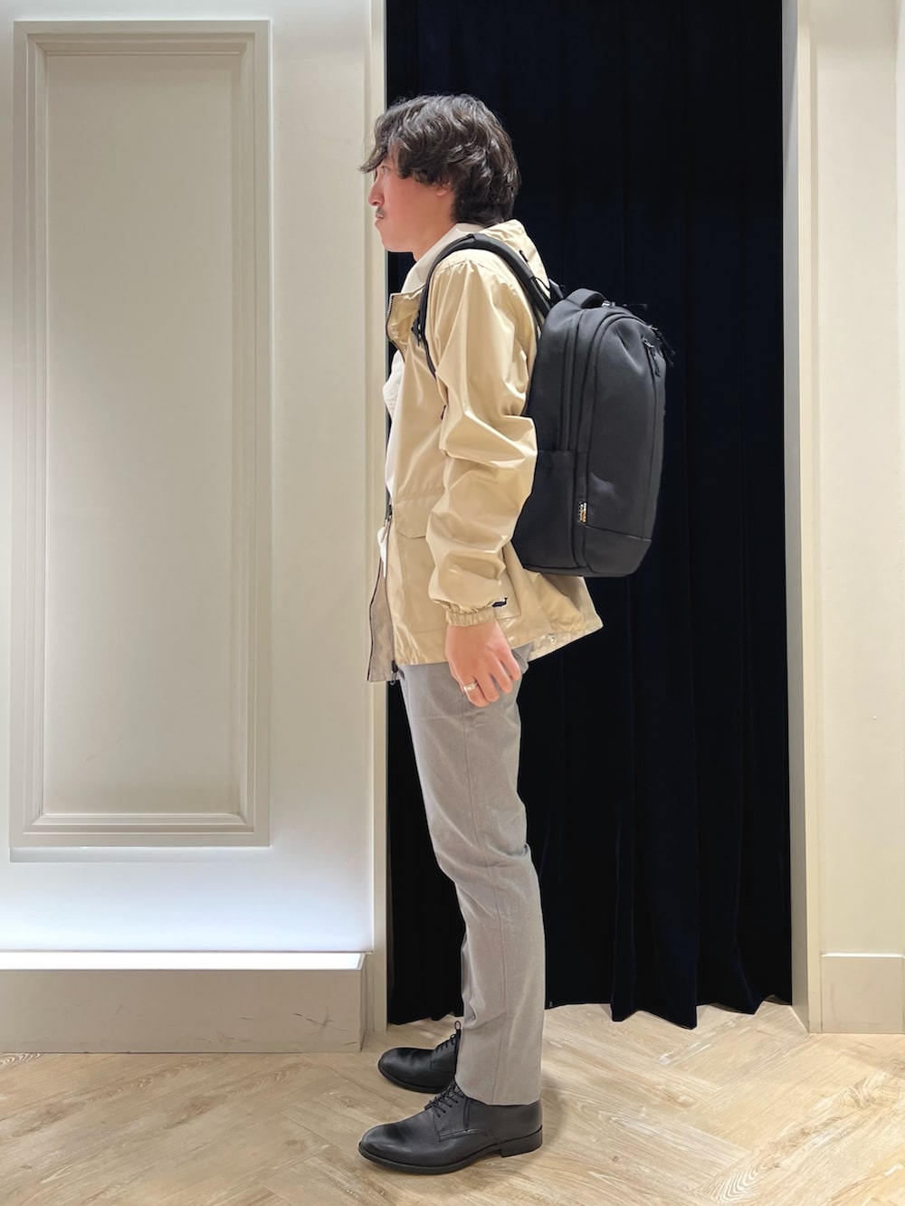 ベージュ系のブルゾン、グレー系のチノパンツ、ホワイト系のTシャツ/カットソーを着用したメンズの春コーディネートの4枚目の写真