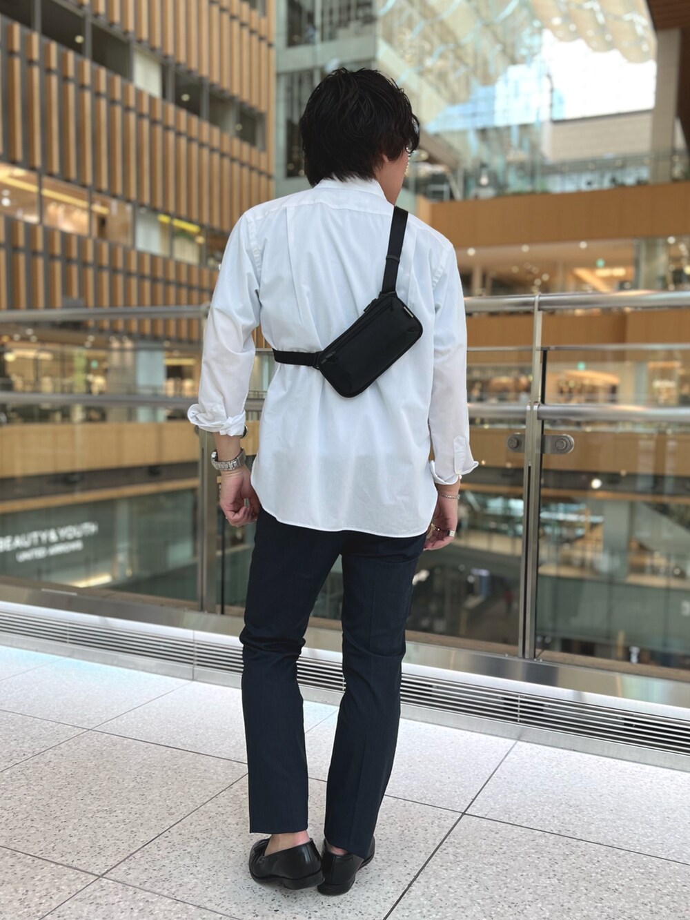 ホワイト系のシャツ/ブラウス、ブルー系のTシャツ/カットソー、ブラック系のショルダーバッグを着用したメンズの春コーディネートの8枚目の写真