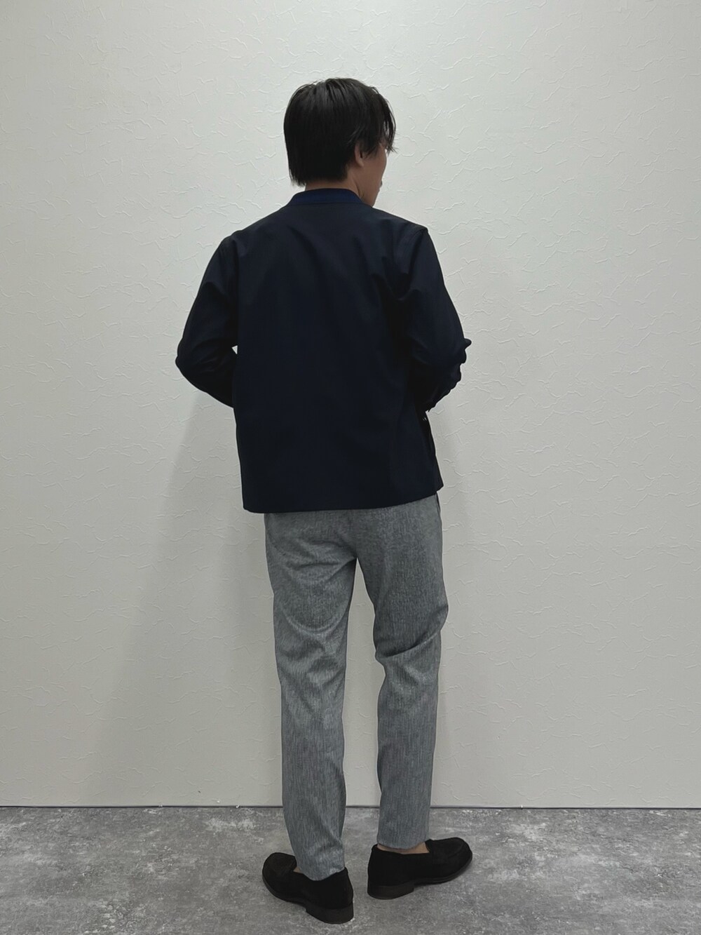 ブルー系のブルゾン、ブルー系のTシャツ/カットソー、グレー系のその他パンツを着用したメンズの秋コーディネートの7枚目の写真