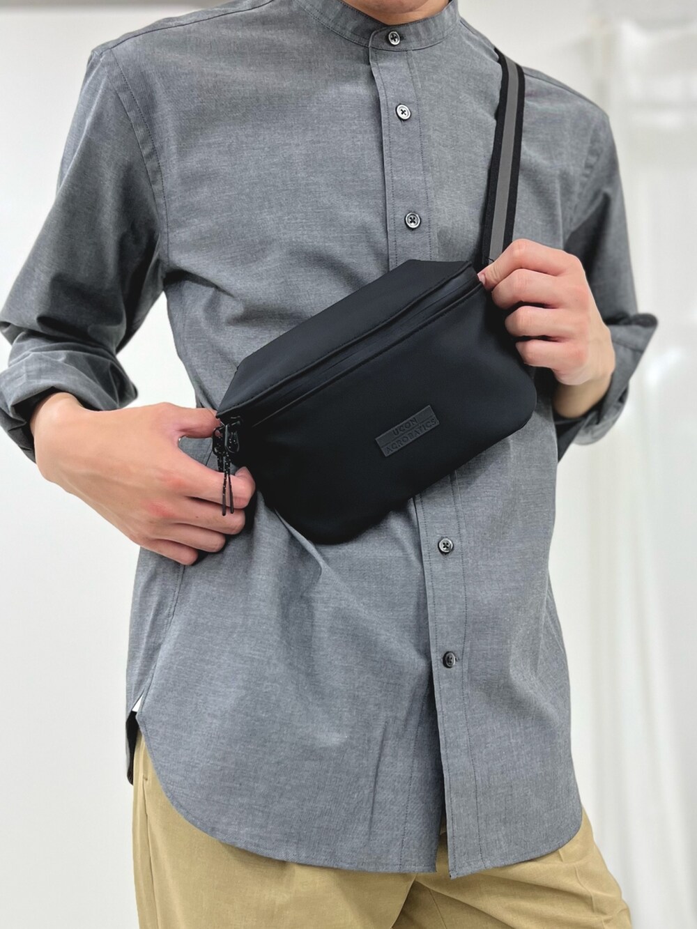 ブラック系のシャツ/ブラウス、ブラック系のサンダル、ブラック系のショルダーバッグを着用したメンズの春コーディネートの5枚目の写真