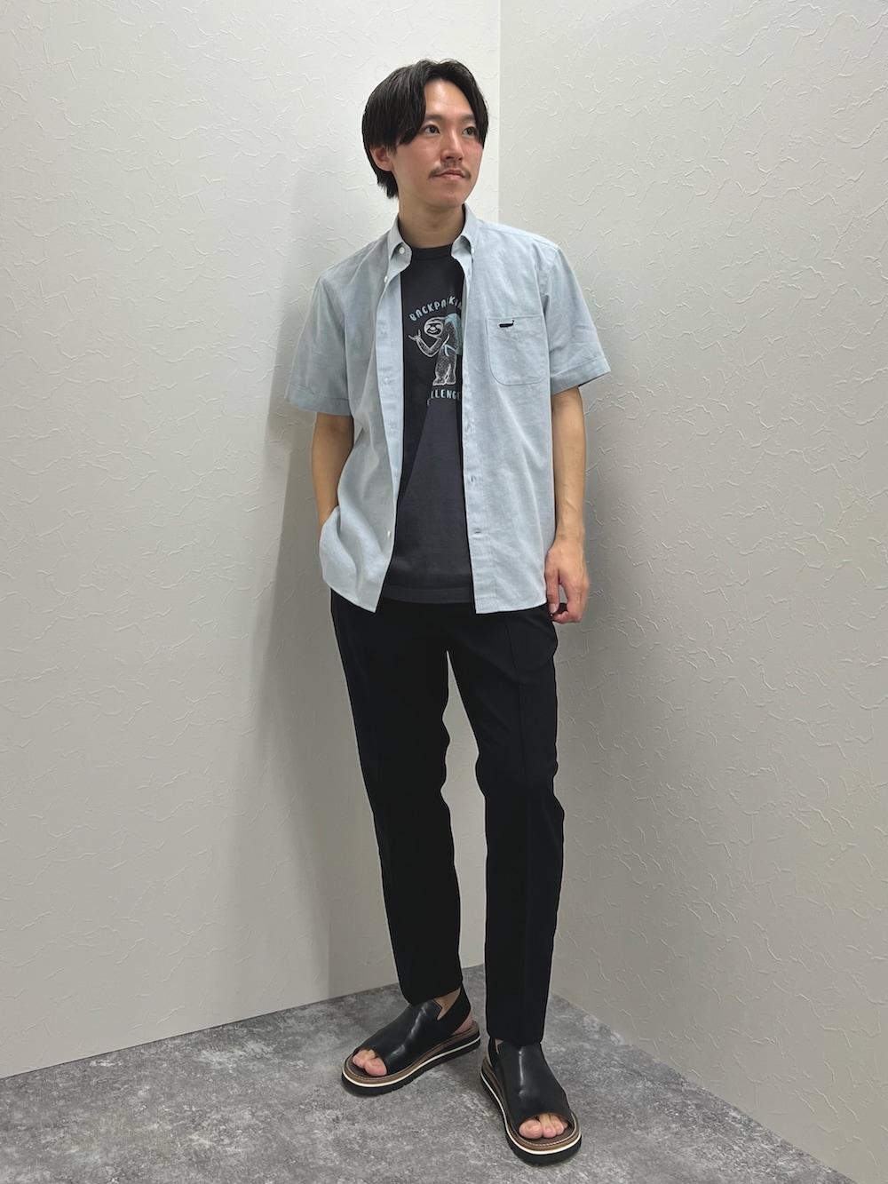 ブルー系のシャツ/ブラウス、ブラック系のその他パンツ、ブラック系のサンダルを着用したメンズの春コーディネートの2枚目の写真
