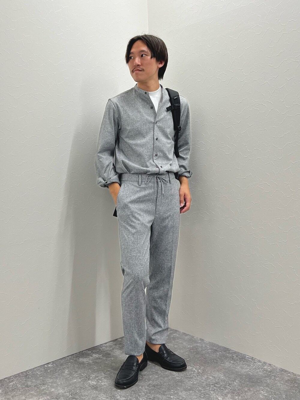 グレー系のその他パンツ、ブラック系のバックパック/リュック、グレー系のシャツ/ブラウスを着用したメンズの夏コーディネートの3枚目の写真