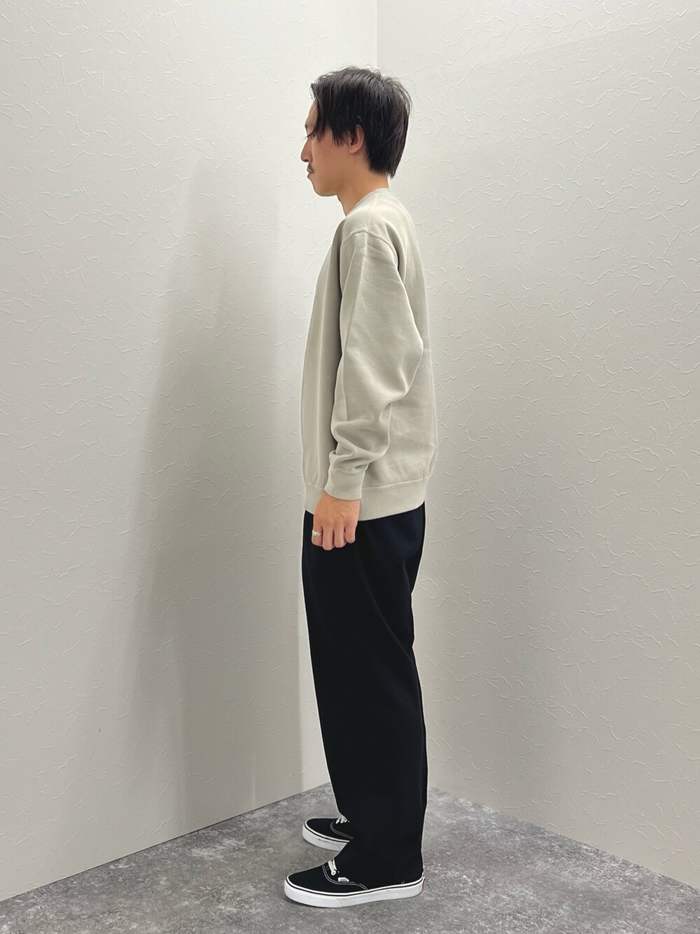 ベージュ系のスウェット、ブラック系のスニーカーを着用したメンズの秋コーディネートの4枚目の写真