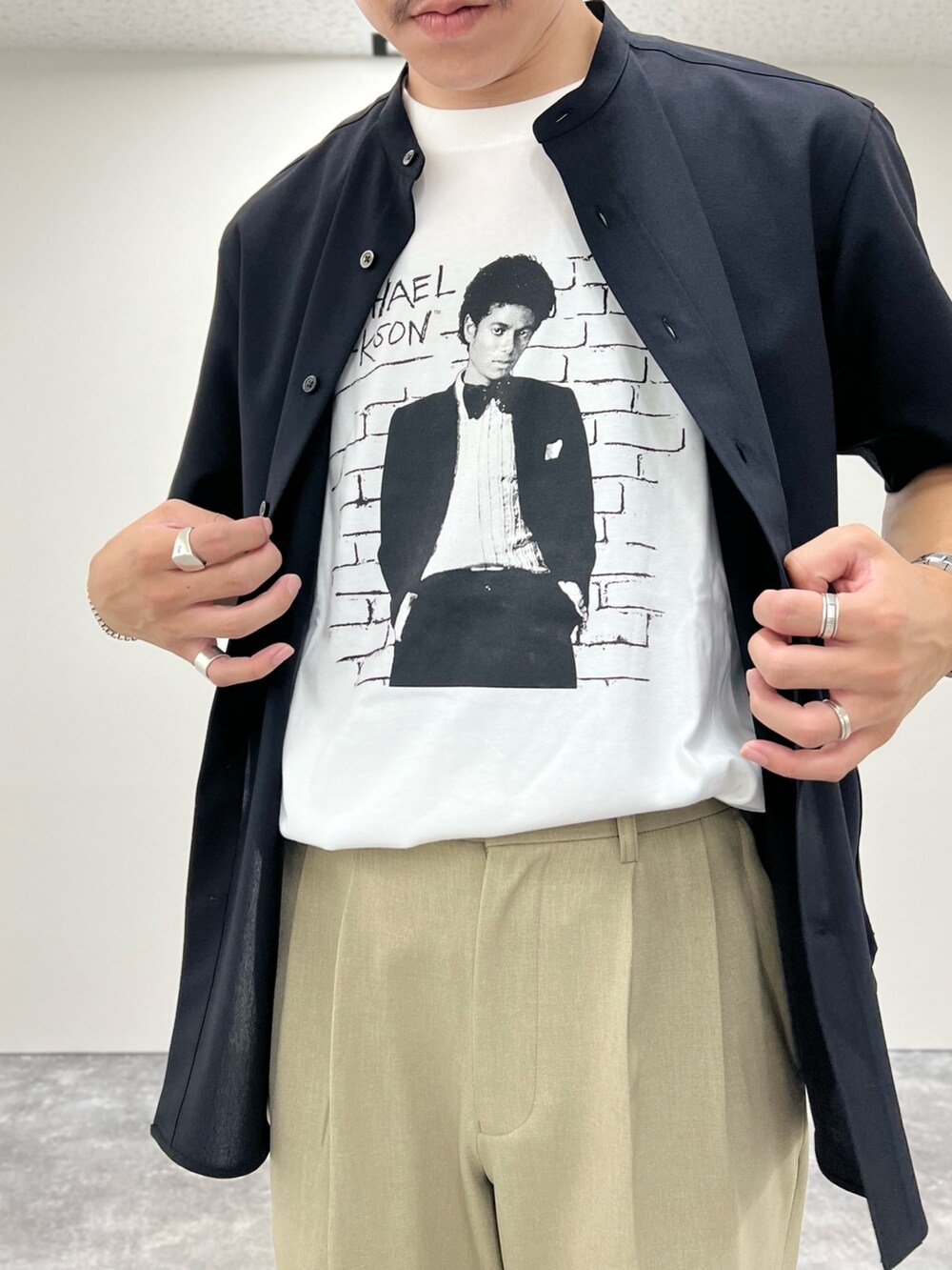 ホワイト系のTシャツ/カットソー、ブラック系のシャツ/ブラウス、ブラック系のサンダルを着用したメンズの夏コーディネートの3枚目の写真