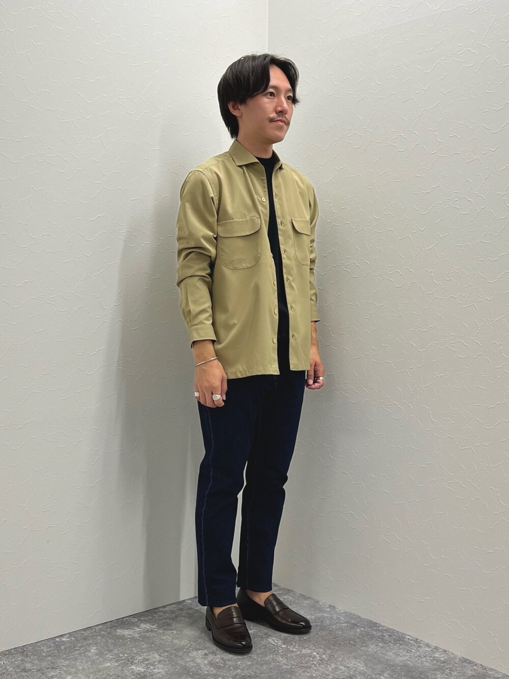 ベージュ系のシャツ/ブラウス、ブラック系のTシャツ/カットソー、ブルー系のデニムパンツを着用したメンズの夏コーディネートの6枚目の写真