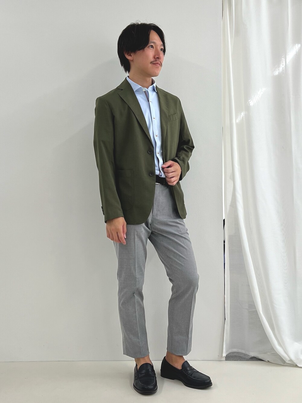 ブルー系のシャツ/ブラウス、グレー系のチノパンツ、グリーン系のテーラードジャケットを着用したメンズの夏コーディネートの3枚目の写真