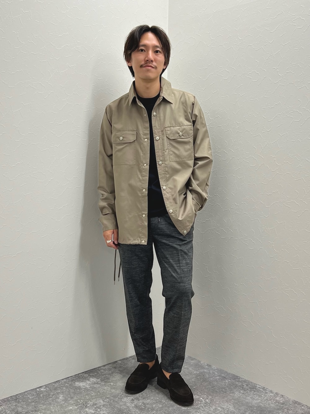 グリーン系のシャツ/ブラウス、ブラック系のTシャツ/カットソー、グレー系のその他パンツを着用したメンズの秋コーディネートの2枚目の写真