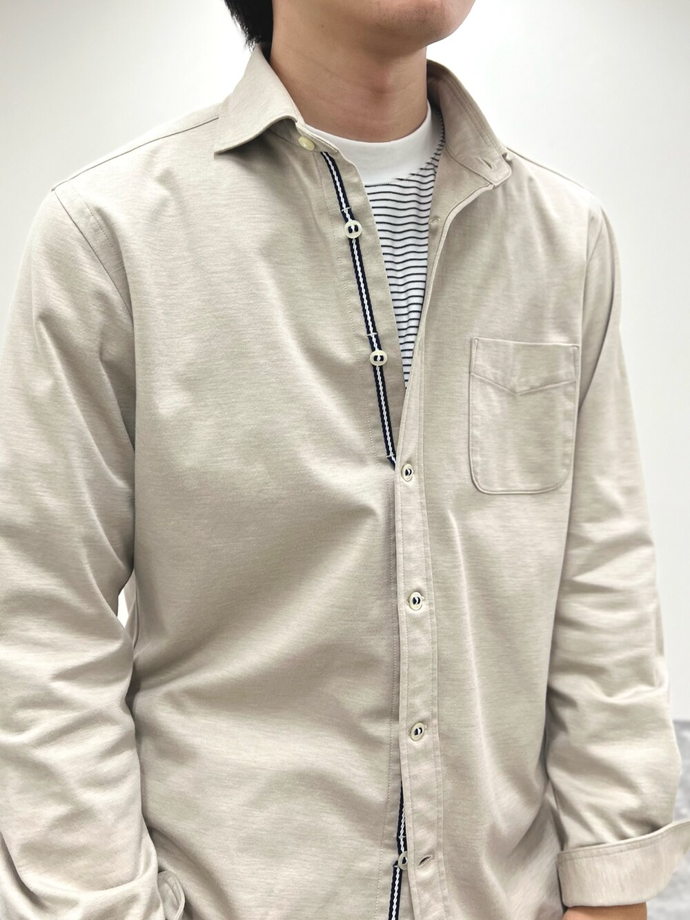 ホワイト系のシャツ/ブラウス、ホワイト系のTシャツ/カットソー、ブルー系のその他パンツを着用したメンズの秋コーディネートの7枚目の写真