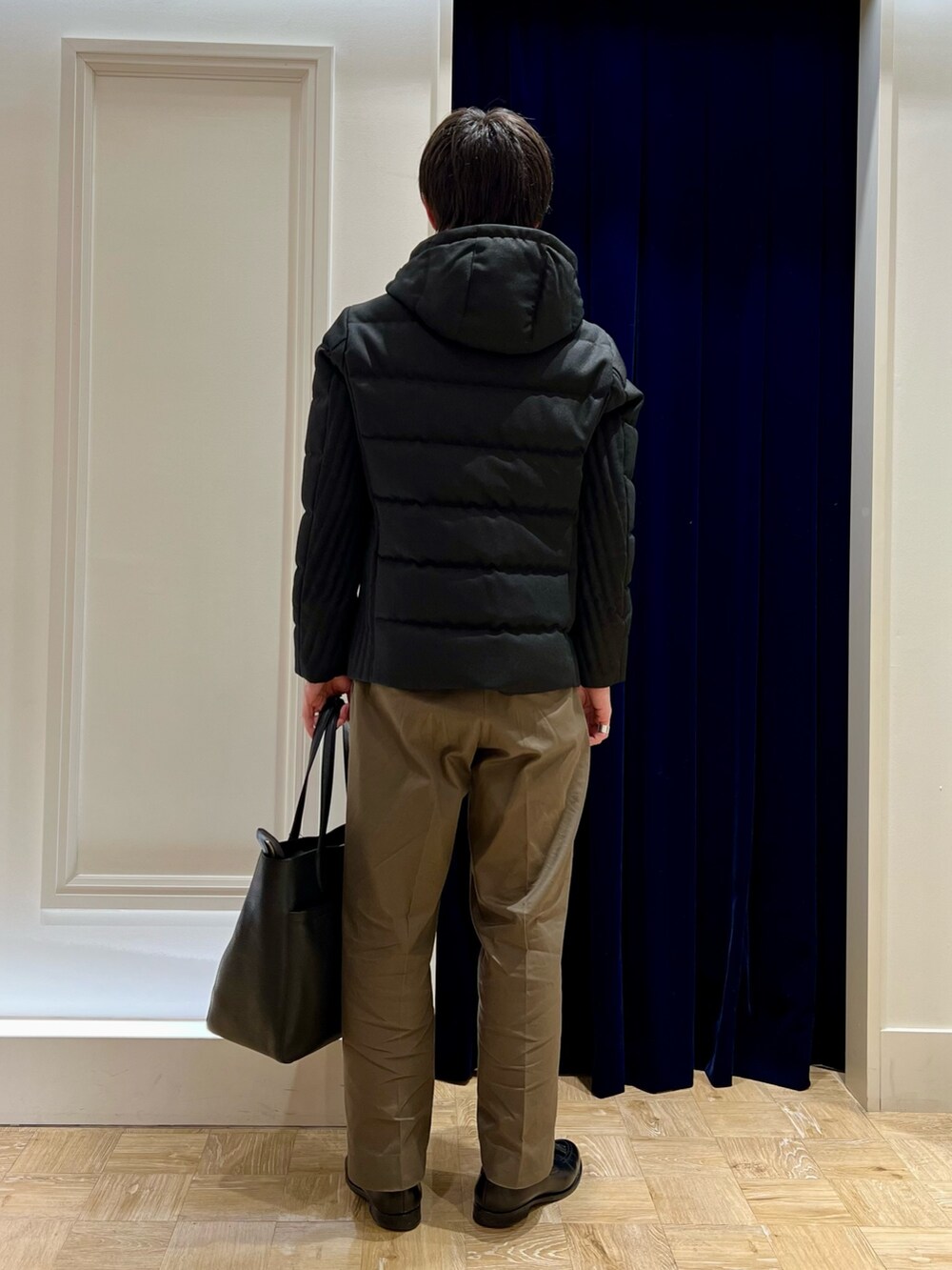 ブラック系のダウンジャケット/コート、ブラック系のトートバッグを着用したメンズの冬コーディネートの4枚目の写真