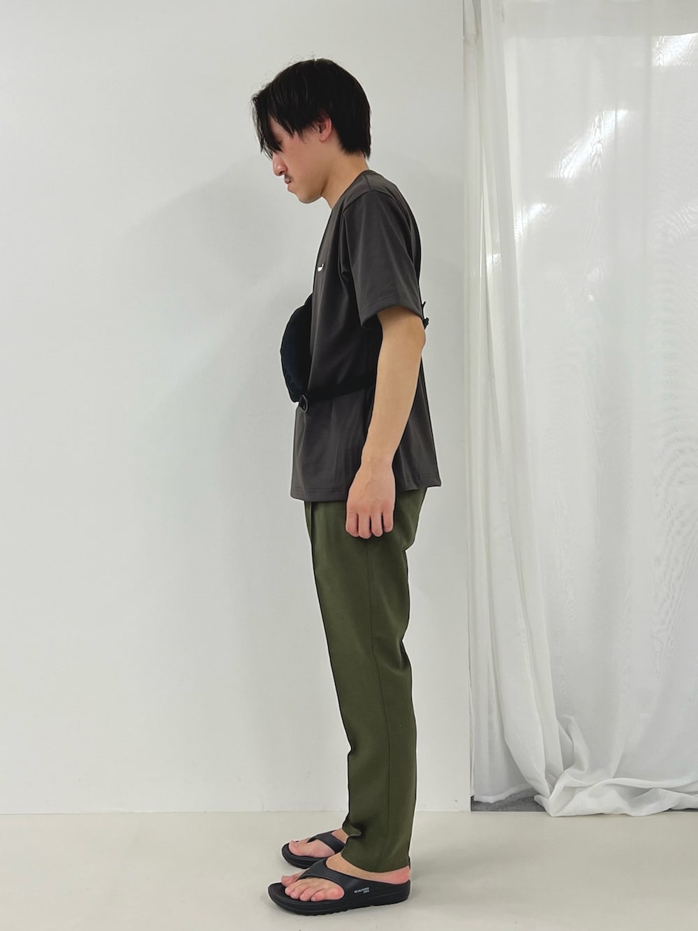 グレー系のTシャツ/カットソー、ブラック系のサンダル、ブラック系のショルダーバッグを着用したメンズの春コーディネートの3枚目の写真