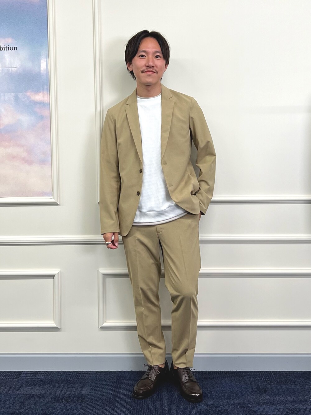 ベージュ系のテーラードジャケット、ブルー系のTシャツ/カットソー、ベージュ系のその他パンツを着用したメンズの夏コーディネートの3枚目の写真