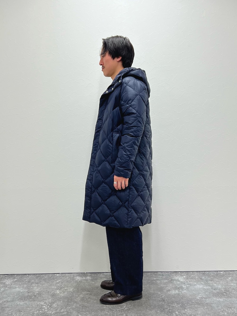 ブルー系のダウンジャケット/コート、グレー系のスウェット、ブルー系のデニムパンツを着用したメンズの冬コーディネートの3枚目の写真