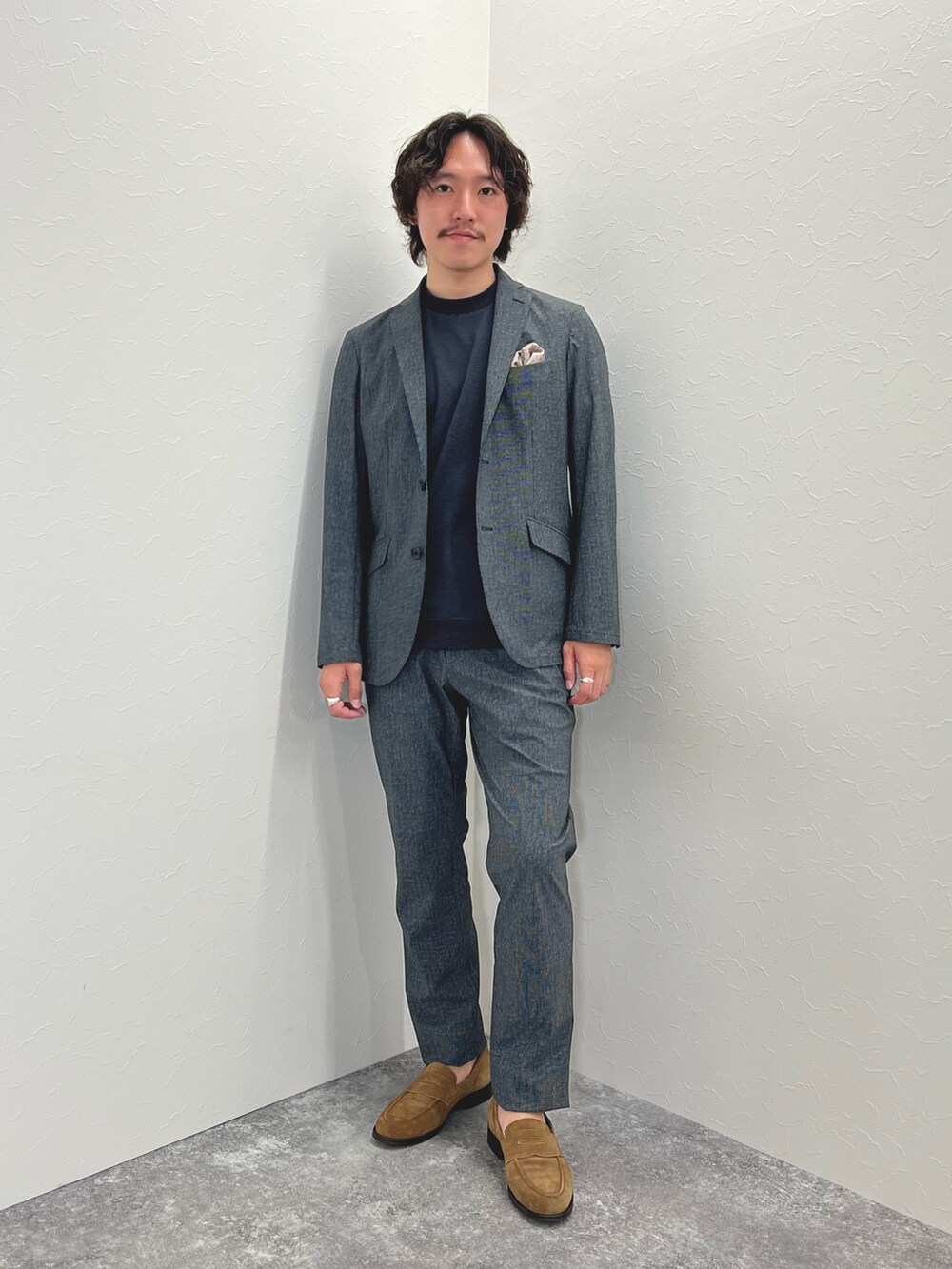 グレー系のテーラードジャケット、ブラック系のTシャツ/カットソー、グレー系のその他パンツを着用したメンズの春コーディネートの2枚目の写真