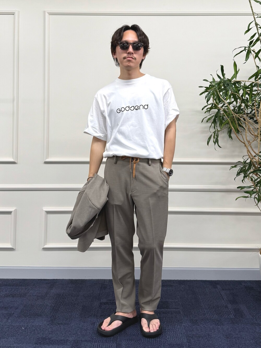 ベージュ系のテーラードジャケット、ベージュ系のその他パンツ、ホワイト系のTシャツ/カットソーを着用したメンズの夏コーディネートの3枚目の写真