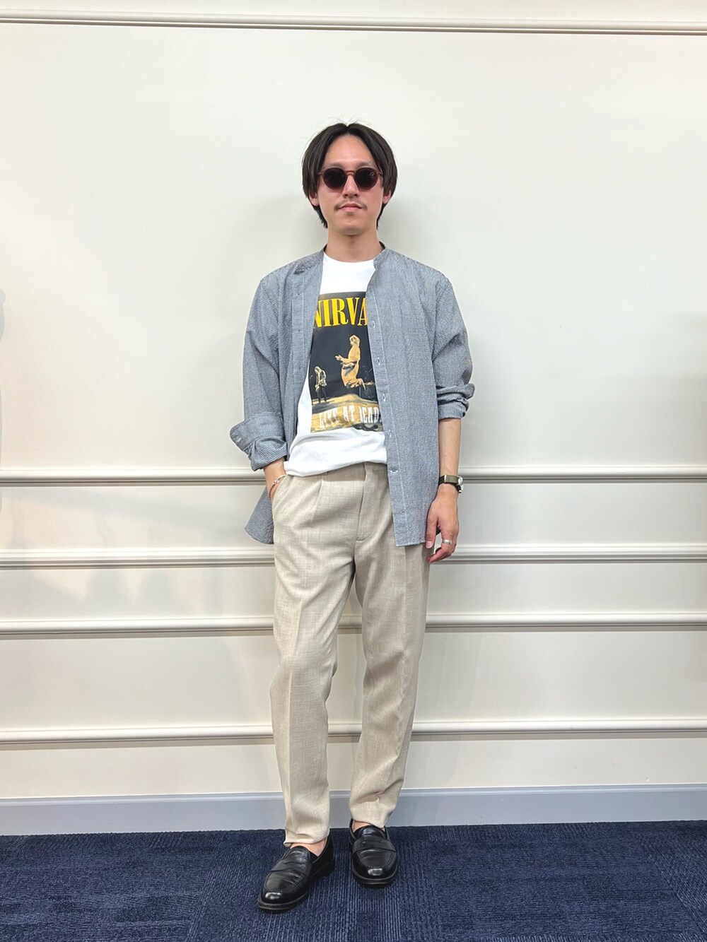 ブラック系のシャツ/ブラウス、ホワイト系のTシャツ/カットソー、ホワイト系のその他パンツを着用したメンズの春コーディネートの5枚目の写真