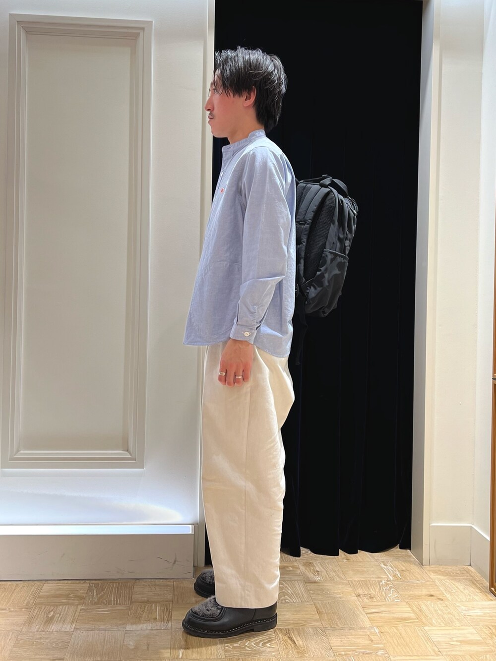 ブラック系のバックパック/リュック、ブルー系のシャツ/ブラウスを着用したメンズの冬コーディネートの3枚目の写真