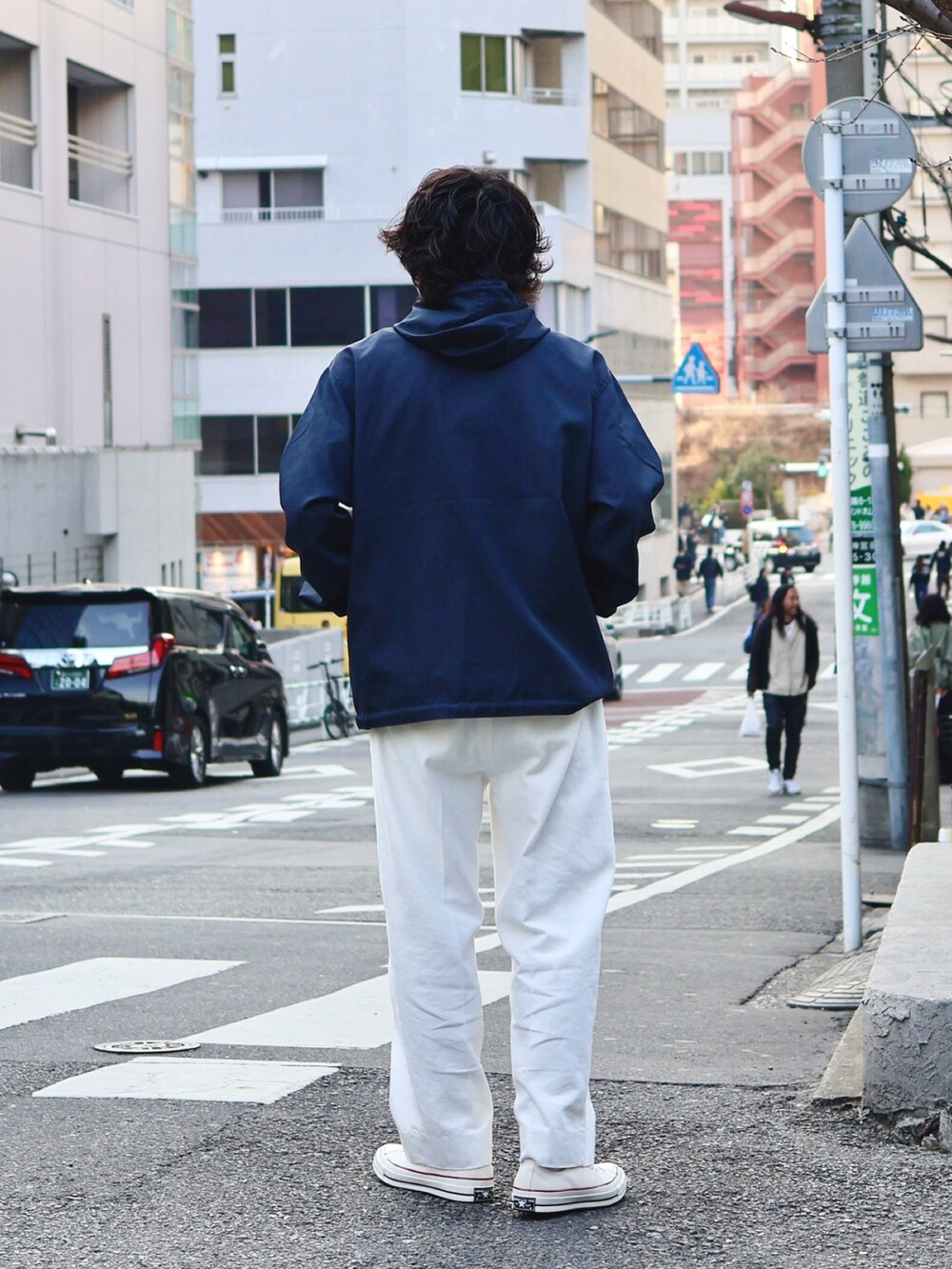 ブルー系のブルゾン、ホワイト系のデニムパンツ、ホワイト系のスニーカーを着用したメンズの春コーディネートの4枚目の写真