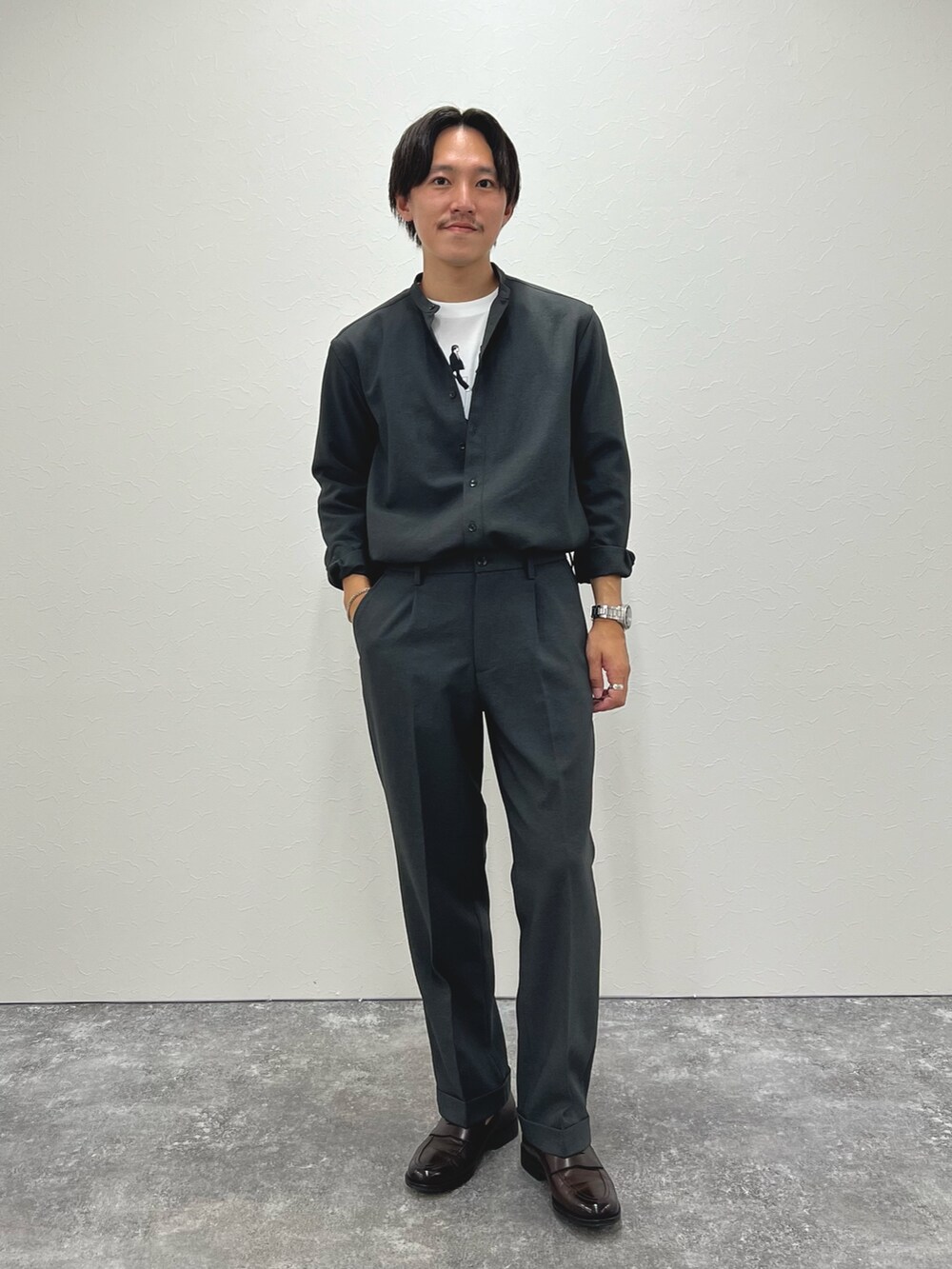 「休日スタイル、きれいめカジュアル、夏コーデ、スラックス、レイヤードスタイル、モノトーン、お出かけコーデ、カジュアルコーデ、セットアップ、カジュアル、モノトーンコーデ、革靴、ワントーンコーデ、ローファー」｜「NOLLEY’Sの《吸水速乾》2wayストレッチ ジャスト丈 スラックスパンツ（スラックス、グレー系）」を使った、nishiokaさん（メンズ・169cm）の夏コーディネートの2枚目の写真