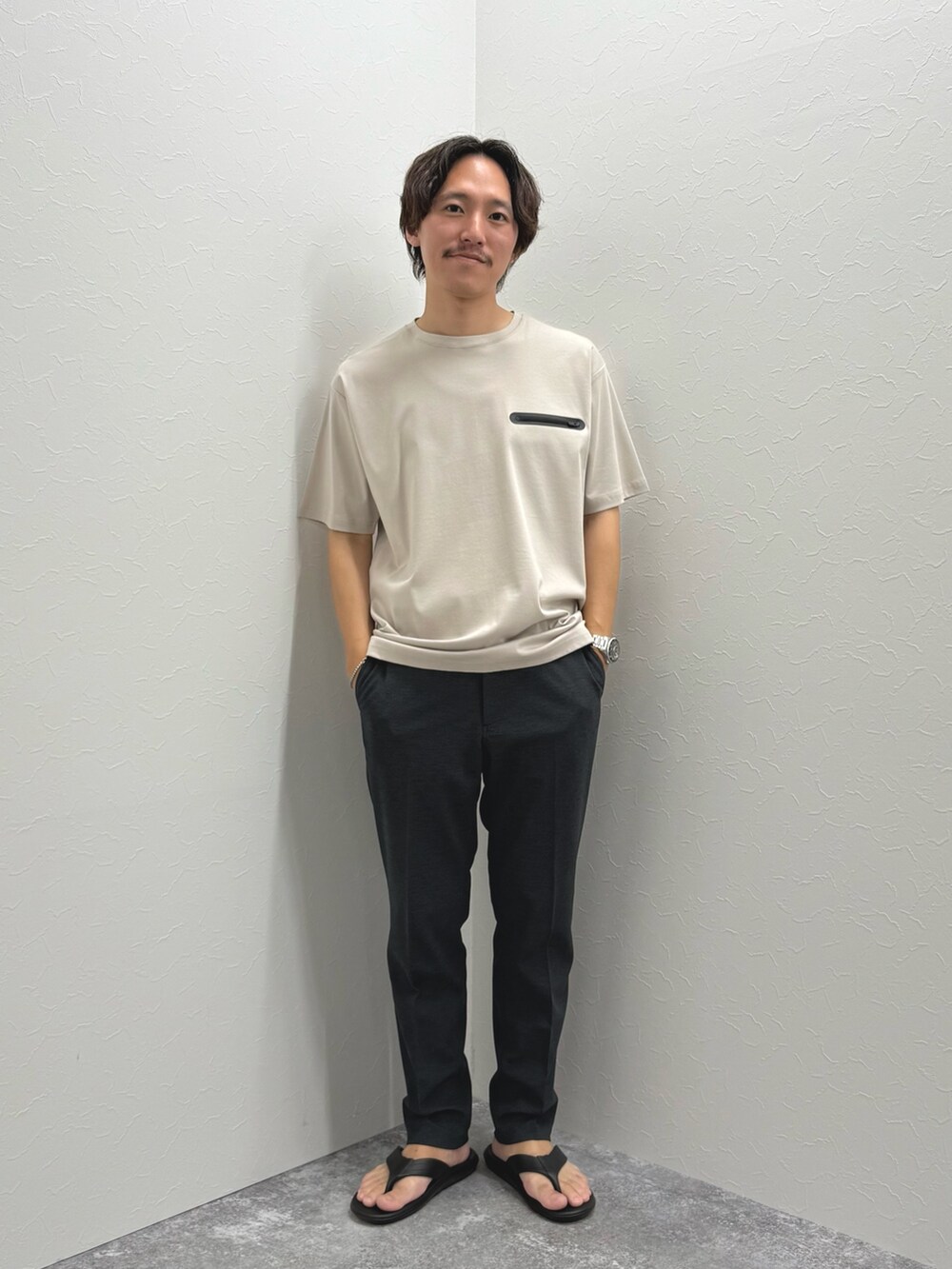 ベージュ系のTシャツ/カットソー、グレー系のその他パンツ、ブラック系のサンダルを着用したメンズの夏コーディネートの3枚目の写真