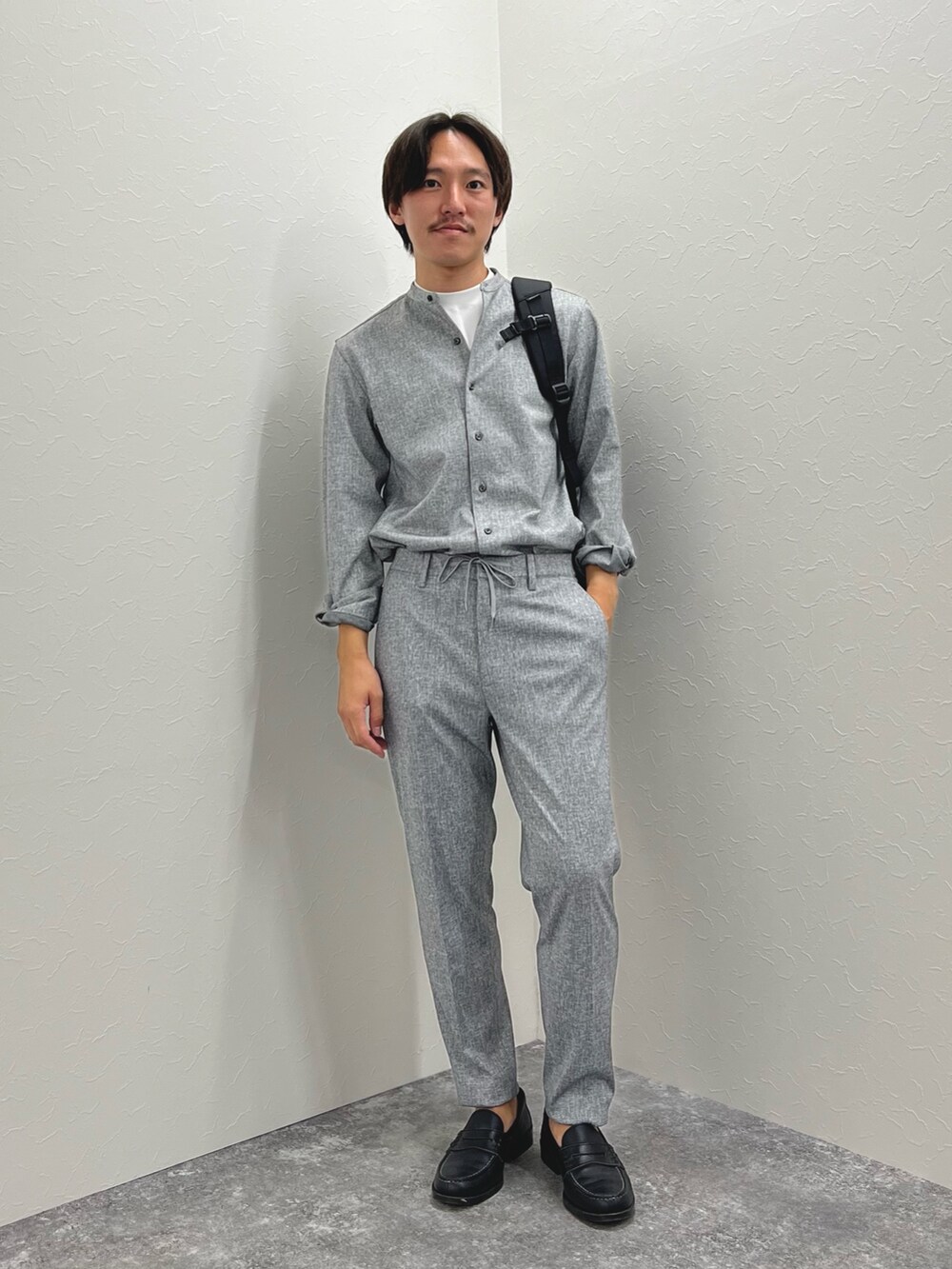 グレー系のその他パンツ、ブラック系のバックパック/リュック、グレー系のシャツ/ブラウスを着用したメンズの夏コーディネートの4枚目の写真