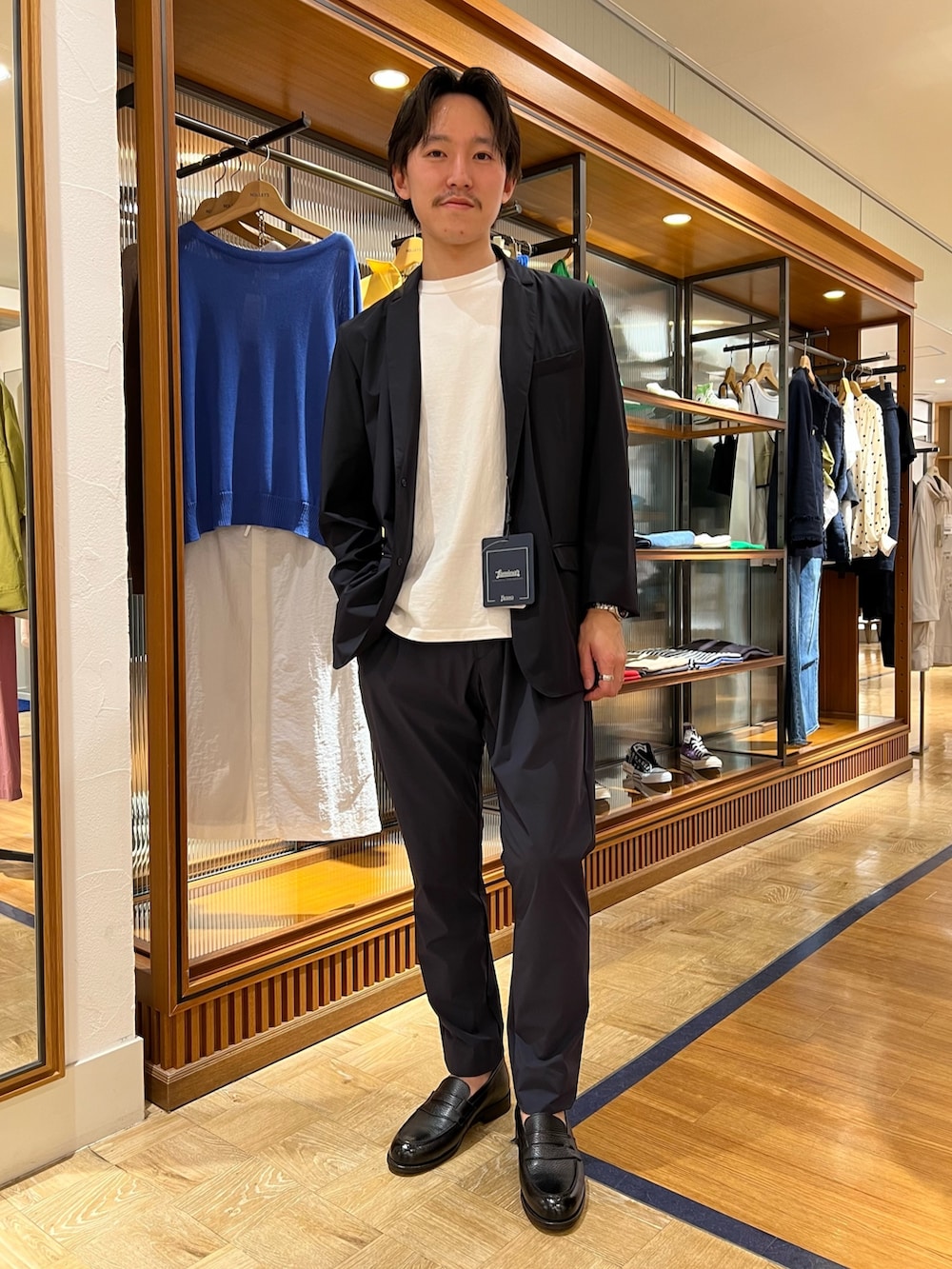 ホワイト系のTシャツ/カットソー、ブルー系のテーラードジャケット、ブラック系のローファーを着用したメンズの春コーディネートの2枚目の写真