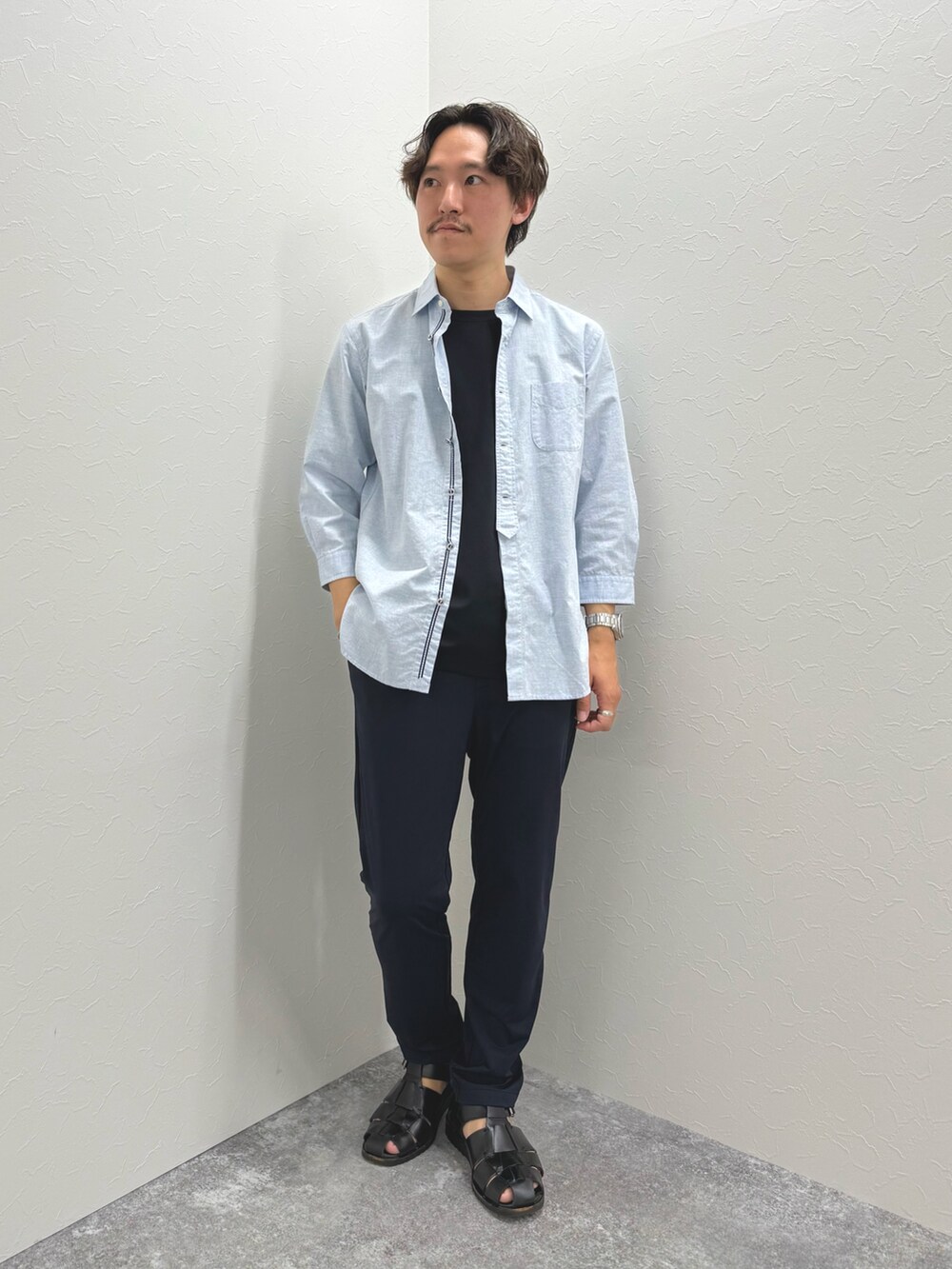 ブルー系のシャツ/ブラウス、ブルー系のTシャツ/カットソー、ブルー系のその他パンツを着用したメンズの春コーディネートの3枚目の写真