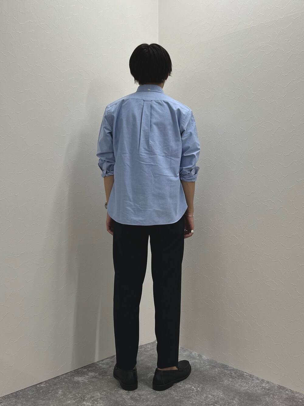 ブルー系のシャツ/ブラウス、ブルー系のその他パンツ、ホワイト系のTシャツ/カットソーを着用したメンズの春コーディネートの6枚目の写真