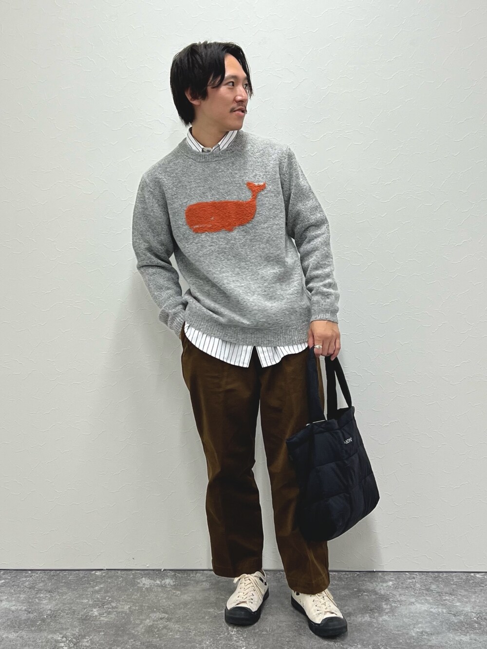 ホワイト系のシャツ/ブラウス、グレー系のニット/セーター、ブラック系のトートバッグを着用したメンズの秋コーディネートの3枚目の写真