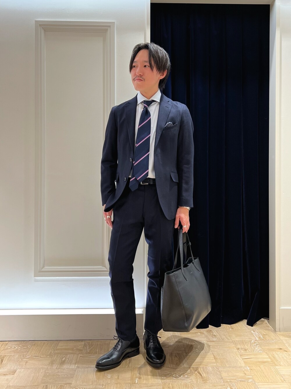 ブルー系のセットアップ、ブルー系のシャツ/ブラウス、ブルー系のネクタイを着用したメンズの冬コーディネートの2枚目の写真