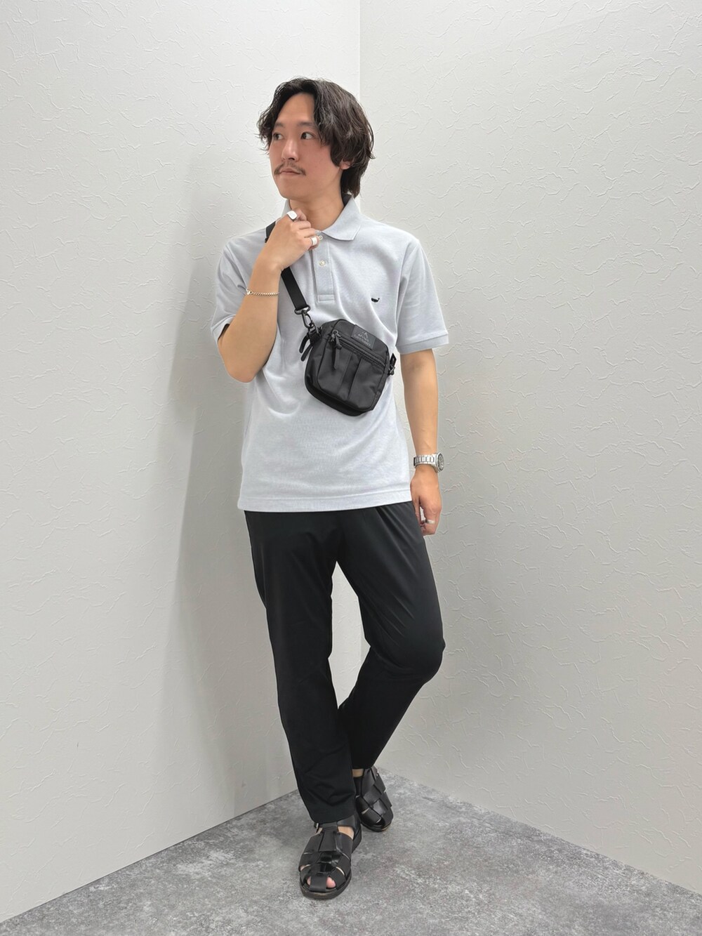 「大人カジュアル、モノトーン、春夏コーデ、シンプルコーデ、きれいめカジュアル、休日スタイル、お出かけコーデ、ショルダーバッグ、ポロシャツ、カジュアル、カジュアルコーデ、夏、夏コーデ、リラックススタイル」｜「NOLLEY’Sの【WEB限定】《ビジカジ対応》クジラ刺繍 ドライカノコ ユーティリティポロ 25SS（ポロシャツ、グレー系）」を使った、nishiokaさん（メンズ・169cm）の春コーディネートの2枚目の写真