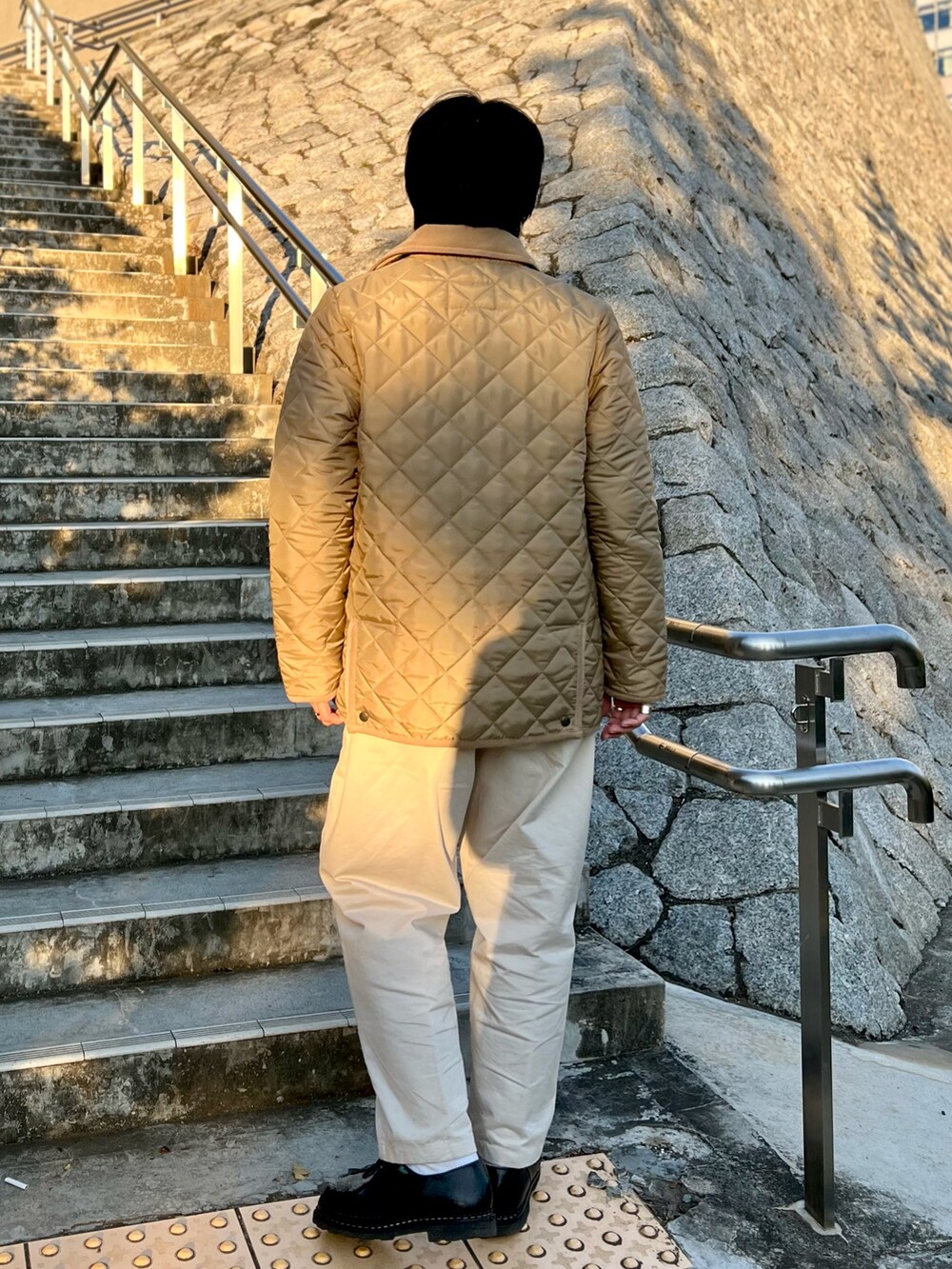 ベージュ系のブルゾン、ブルー系のマフラーを着用したメンズの秋コーディネートの5枚目の写真