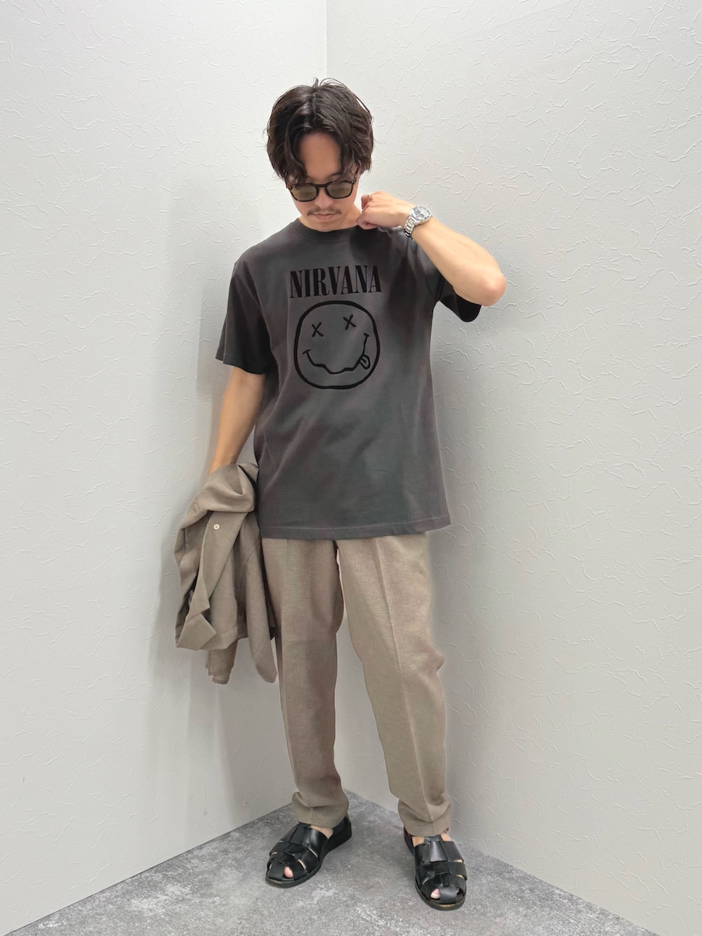 「サンダル、黒Tシャツ、低身長コーデ、Tシャツ、夏コーデ、休日スタイル、オトナカジュアル、シンプルスタイル、カジュアル、カジュアルコーデ、ラフ、リラックススタイル、夏だ！Tシャツ着よう！、プリントT」｜「GOOD ROCK SPEEDの【GOOD ROCK SPEED】別注 アーティスト/企業/ プリントTシャツ 25SS（Tシャツ/カットソー、ブラック系）」を使った、nishiokaさん（メンズ・169cm）の夏コーディネートの2枚目の写真