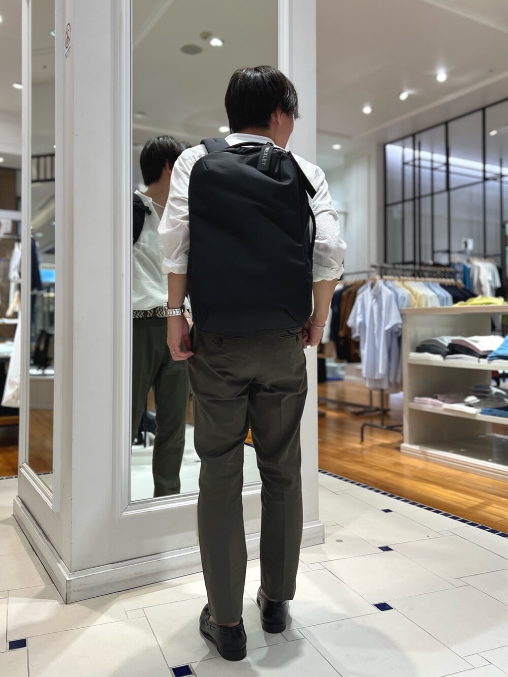 ホワイト系のシャツ/ブラウス、ピンク系のTシャツ/カットソー、グリーン系のチノパンツを着用したメンズの春コーディネートの5枚目の写真