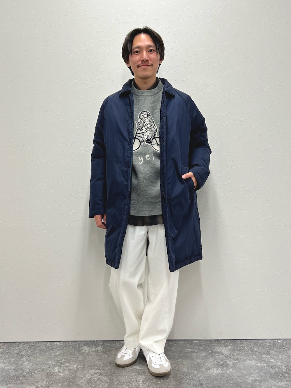 ブルー系のダウンジャケット/コート、グレー系のニット/セーター、グリーン系のシャツ/ブラウスを着用したメンズの冬コーディネートの2枚目の写真