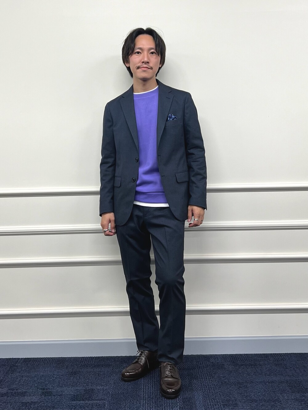 ブルー系のテーラードジャケット、ブルー系のその他パンツ、パープル系のTシャツ/カットソーを着用したメンズの秋コーディネートの3枚目の写真