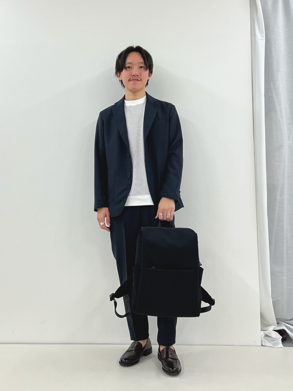 ブルー系のテーラードジャケット、ホワイト系のTシャツ/カットソー、ブルー系のその他パンツを着用したメンズの春コーディネートの2枚目の写真